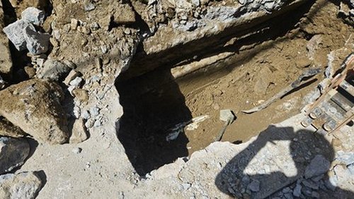 누수탐지 열화상 카메라로 바닥 온도 차이를 살펴보는 모습