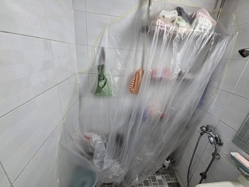 누수탐지 욕실 바닥 배관 점검에 사용하는 장비를 살펴보는 모습