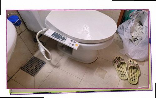 동작구 누수탐지 배관 연결부와 천장 내부 수분 상태를 확인하는 점검 장면