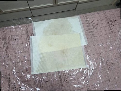 용산구 누수탐지 벽과 천장의 수분 흔적을 살펴보는 점검 모습