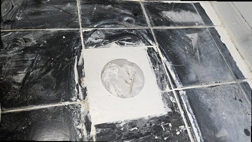 누수탐지 배관 구간을 나누어 점검 장비로 신호를 측정하는 작업 장면