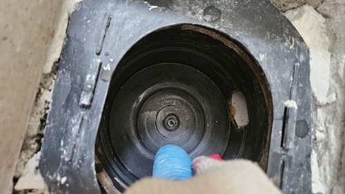 누수탐지 벽면에 탐지 장비를 대고 위치를 확인하는 점검 장면