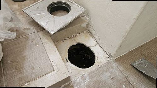 누수탐지 화장실 바닥 누수 점검 장비 사용 장면