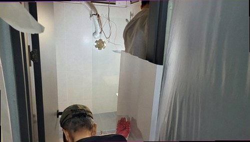 광명 누수탐지 수도 계량기와 젖은 벽면을 확인하는 초기 점검 모습