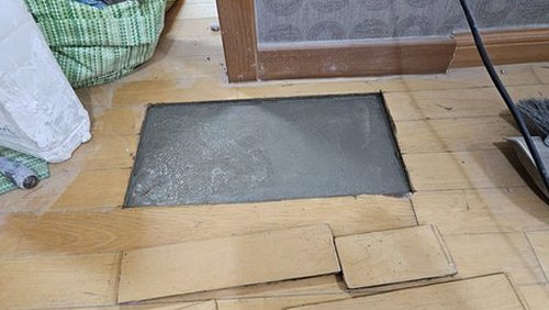 누수탐지 바닥 표면을 점검하는 현장 조사 장면