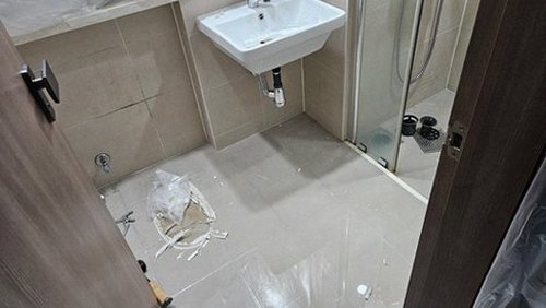 누수탐지 보수 완료 후 건조된 욕실 벽면과 바닥 상태