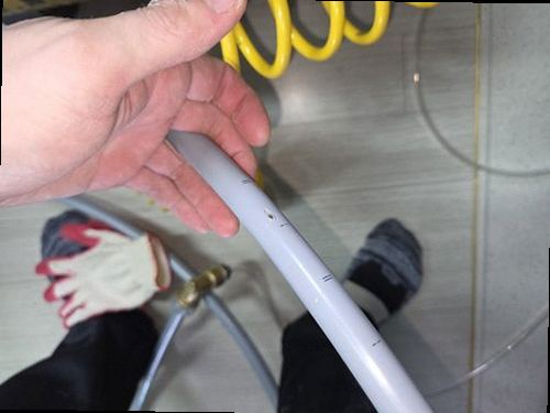 누수탐지 교체 후 말라 있는 벽면과 정리된 배관 점검 구간