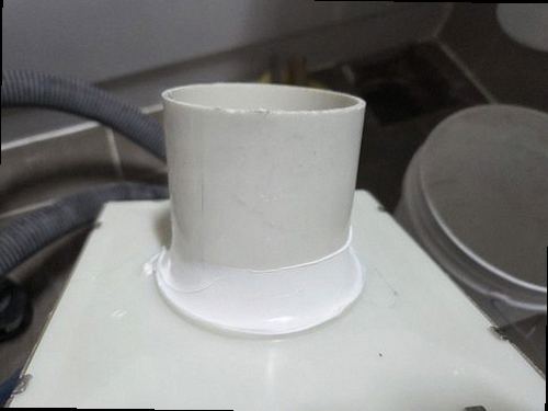 누수탐지 보일러실 배관과 압력계를 점검하는 장면