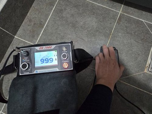 누수탐지 욕실 바닥 모서리의 얼룩 점검 장면