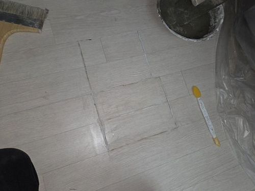 누수탐지 천장 모서리 얼룩이 나타난 위치를 도면과 대조하는 점검 장면