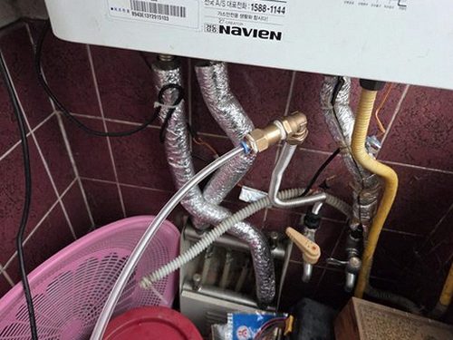 분당구 누수탐지 보수 후 난방 배관과 바닥 주변을 다시 확인하는 모습