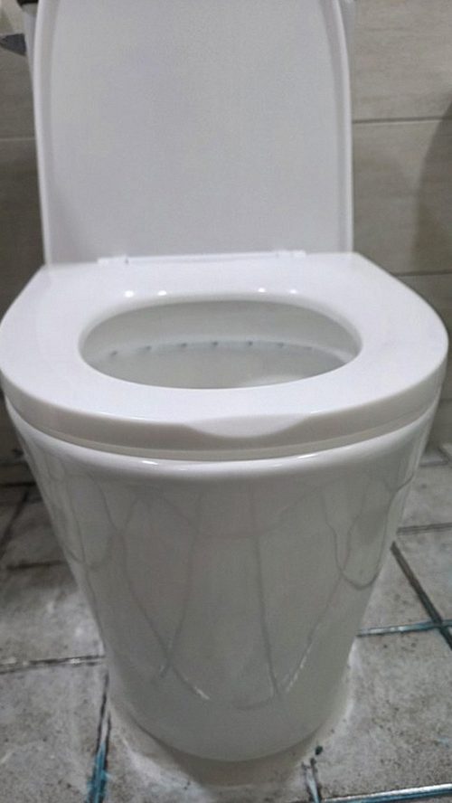 누수탐지 배관 누수 점검 장비를 이용해 벽면 아래 배관을 측정하는 장면