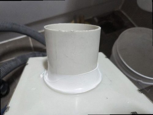 누수탐지 보수 후 배관 상태와 주변 마감의 습기를 다시 확인하는 모습
