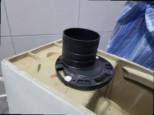 누수탐지 처치 후 말라 있는 수전 하부 바닥과 정리된 배수구 주변