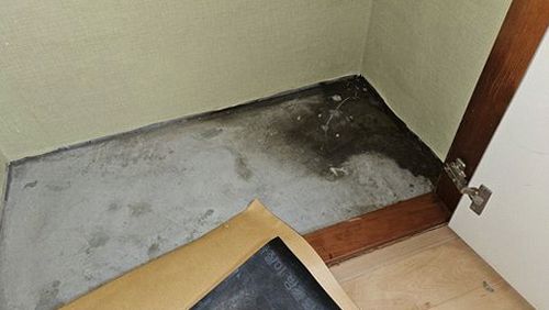누수탐지 보일러 연결부와 주변 바닥의 상태를 확인하는 점검 장면