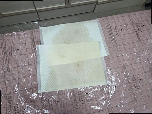 누수탐지 음파 청음 장비를 이용해 배관 구간을 점검하는 장면