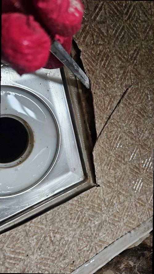 누수탐지 벽면과 바닥 주변의 습기 흔적을 확인하는 현장 모습