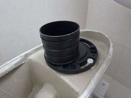 누수탐지 천장 얼룩을 살펴보는 욕실 점검 장면