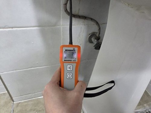 누수탐지 싱크대 하부 장 내부에 맺힌 물방울과 젖은 합판 상태