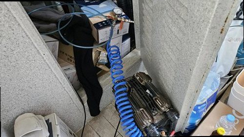 누수탐지 거실 벽면 하단에서 관찰되는 얼룩과 몰딩 변색 상태
