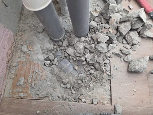 누수탐지 욕실 벽면과 바닥 몰딩 주변의 눅눅한 흔적을 점검하는 모습