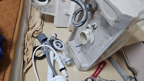 누수탐지 외벽 균열과 방수 상태를 살펴보는 장면