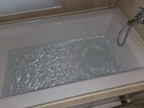 누수탐지 보수 후 누수 흔적과 주변 표면을 다시 확인하는 모습