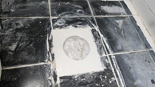 누수탐지 욕실 배관 연결부를 점검하는 장면