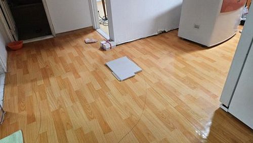 누수탐지 천장 얼룩과 마루 변색 위치를 기록하는 모습