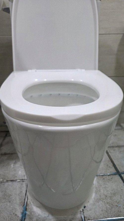 누수탐지 욕실 하부장 주변 바닥의 습기 흔적을 살펴보는 모습
