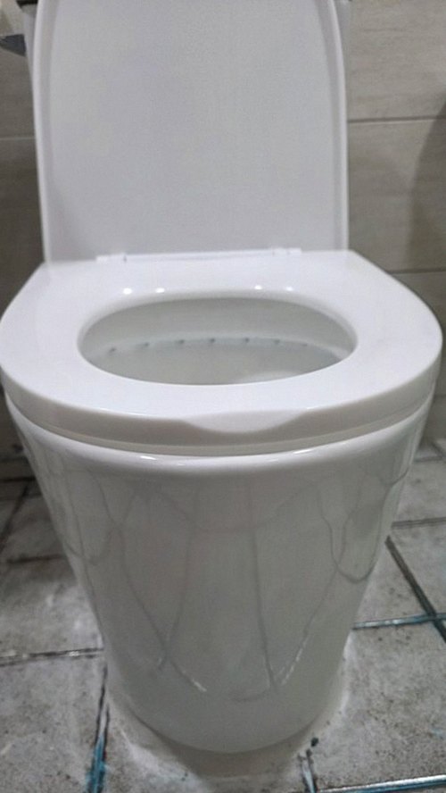 누수탐지 천장 물자국이 구조체를 따라 번진 형태를 보여 주는 현장 점검 사진