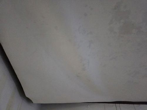 누수탐지 배관 이음부 패킹 교체 후 압력 시험을 진행하는 작업 장면
