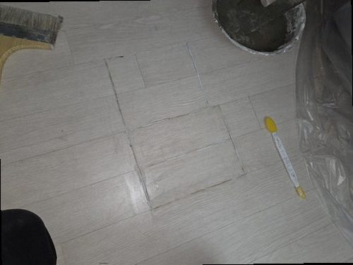 미추홀구 누수탐지 벽과 천장에 나타난 물자국 및 마감재 변형을 확인하는 모습