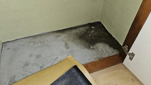 누수탐지 열화상 장비로 배관 주변 온도를 확인하는 장면