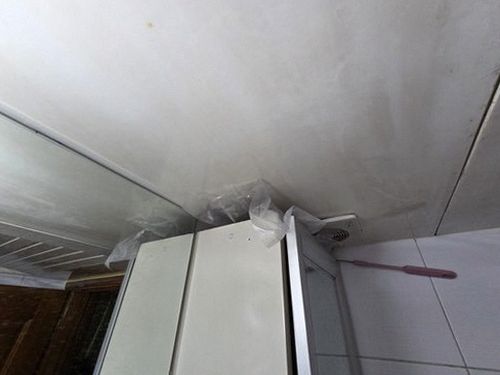 누수탐지 배관 점검 후 천장 마감 복구 장면