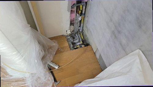 천안시 동남구 누수탐지 벽면 얼룩과 바닥 습기를 확인하는 점검 현장