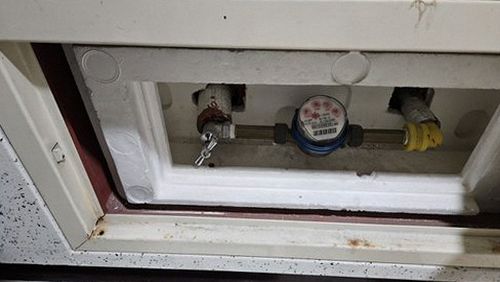 강남구 누수탐지 노출 배관과 이음부를 살피는 모습