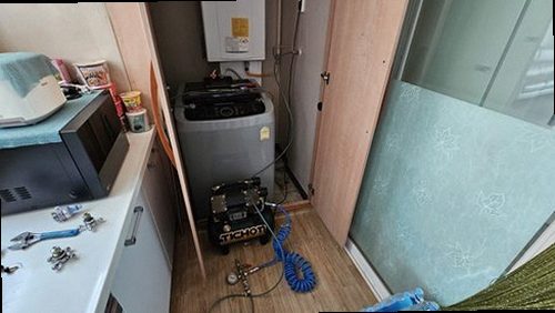 관악구 누수탐지 배관 점검 장비로 바닥 구간을 살피는 작업 장면