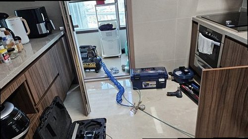 구로구 누수탐지 베란다 하부 얼룩을 기록하는 점검 장면