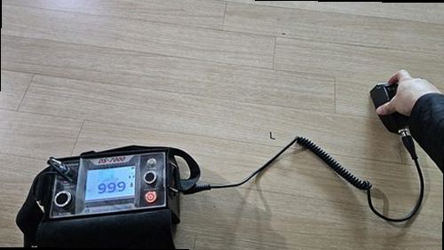 노원구 누수탐지 천장 얼룩 부위를 살펴보는 모습