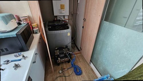 동작구 누수탐지 벽 속 배관을 살피는 점검 장면