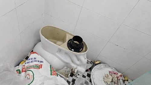 마포구 누수탐지 점검 기록표를 정리하는 손