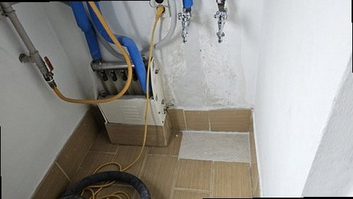 서초구 누수탐지 계량기 앞에서 숫자를 적는 점검 장면