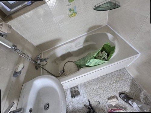 서초구 누수탐지 욕실 바닥 줄눈에 번진 얼룩을 살피는 점검 장면