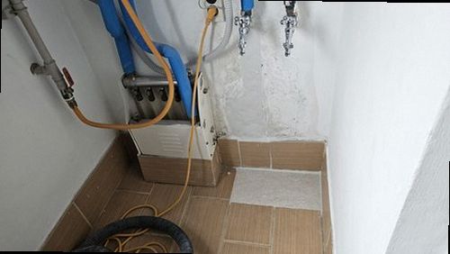 성동구 누수탐지 벽 속 배관 경로를 살피는 현장 준비 장면