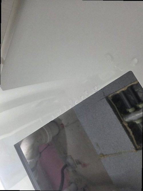 성북구 누수탐지 천장 모서리에 번진 얼룩과 벽지 들뜸을 점검하는 현장 모습