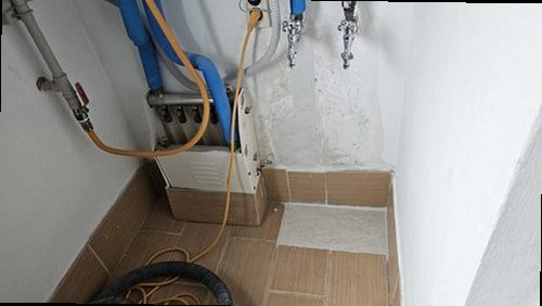 성북구 누수탐지 벽지 가장자리에 번진 얼룩을 살피는 점검 장면