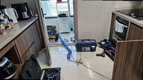 성북구 누수탐지 벽 내부 배관을 점검하는 장면