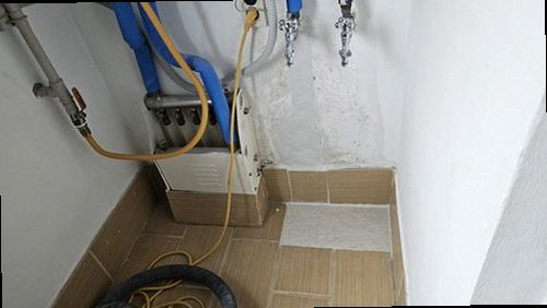 종로구 누수탐지 벽면 얼룩과 바닥 습기를 나란히 기록하는 점검 장면