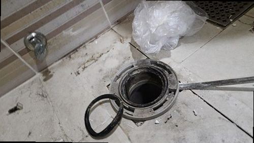 동대문구 누수탐지 욕실 벽면 얼룩을 살펴보는 모습
